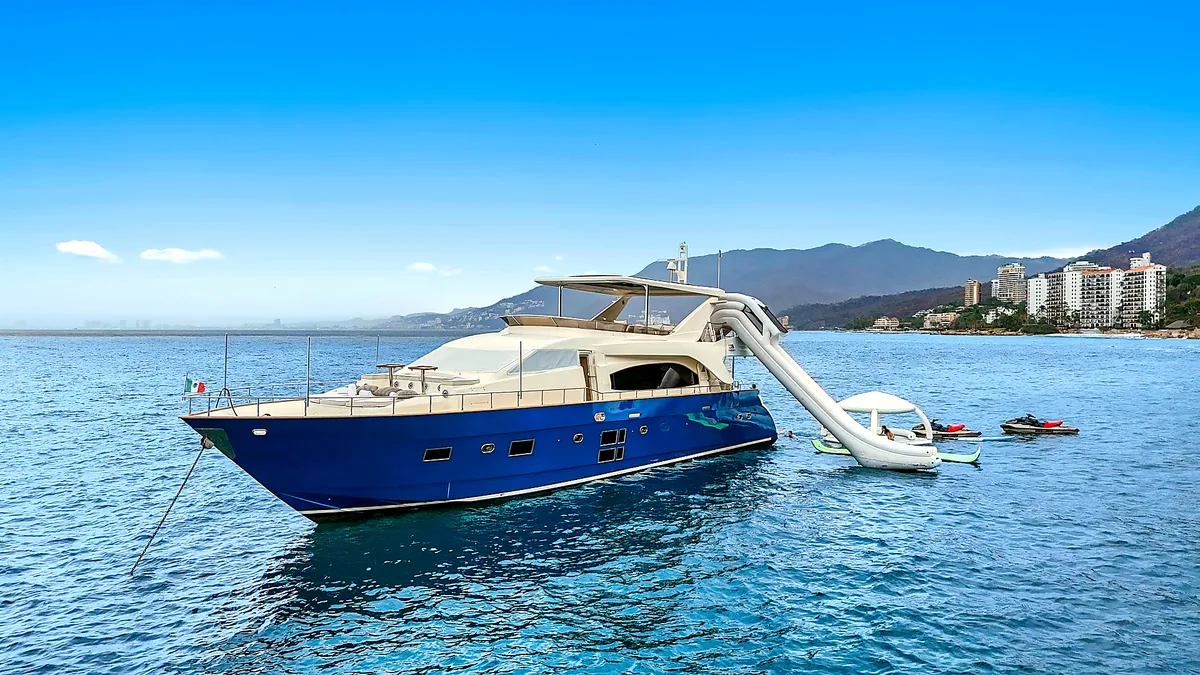 MÍO, an Azimut 85 yacht for charter in Puerto Vallarta, cruising Banderas Bay