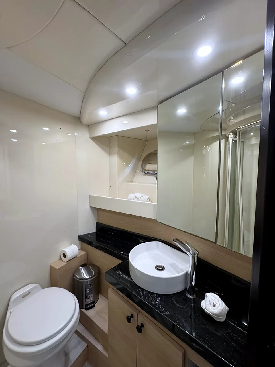 Bathroom with basin and mirror aboard MÍO