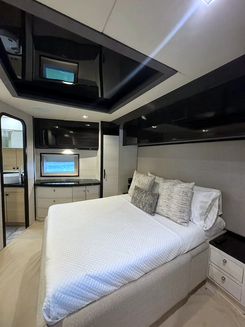 Double-bed stateroom with a side passage