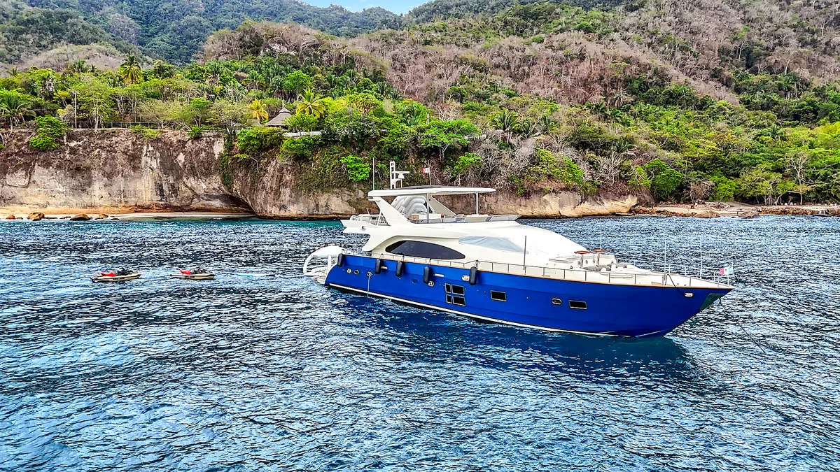 Three-quarter view of MÍO yacht in the bay