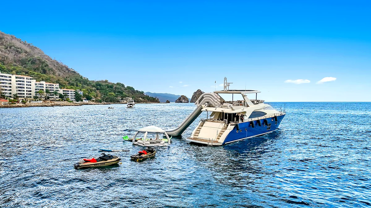 MÍO yacht with jet skis and water toys