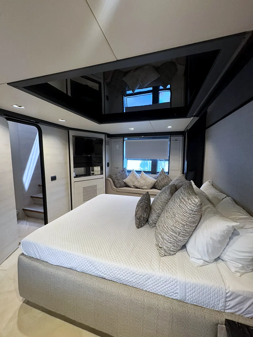 Master stateroom with double bed and lounge sofa aboard MÍO